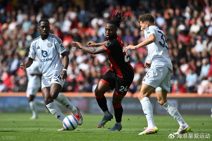 记者：邓卓翔尚未与三镇有进一步沟通，三镇目前也没换帅消息（记者：邓卓翔与三镇暂无进一步沟通，球队暂未有换帅动向）