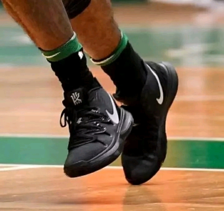 拉美媒体：拜仁、曼联、马竞追逐厄瓜多尔17岁中场卡斯蒂略（拉美媒体报道：拜仁、曼联与马竞竞相争夺厄瓜多尔17岁中场卡斯蒂略）