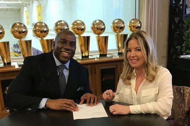 里夫斯状态不佳，半场得到8分，投篮命中率仅为20%（里夫斯手感低迷：半场仅8分，投篮命中率20%）