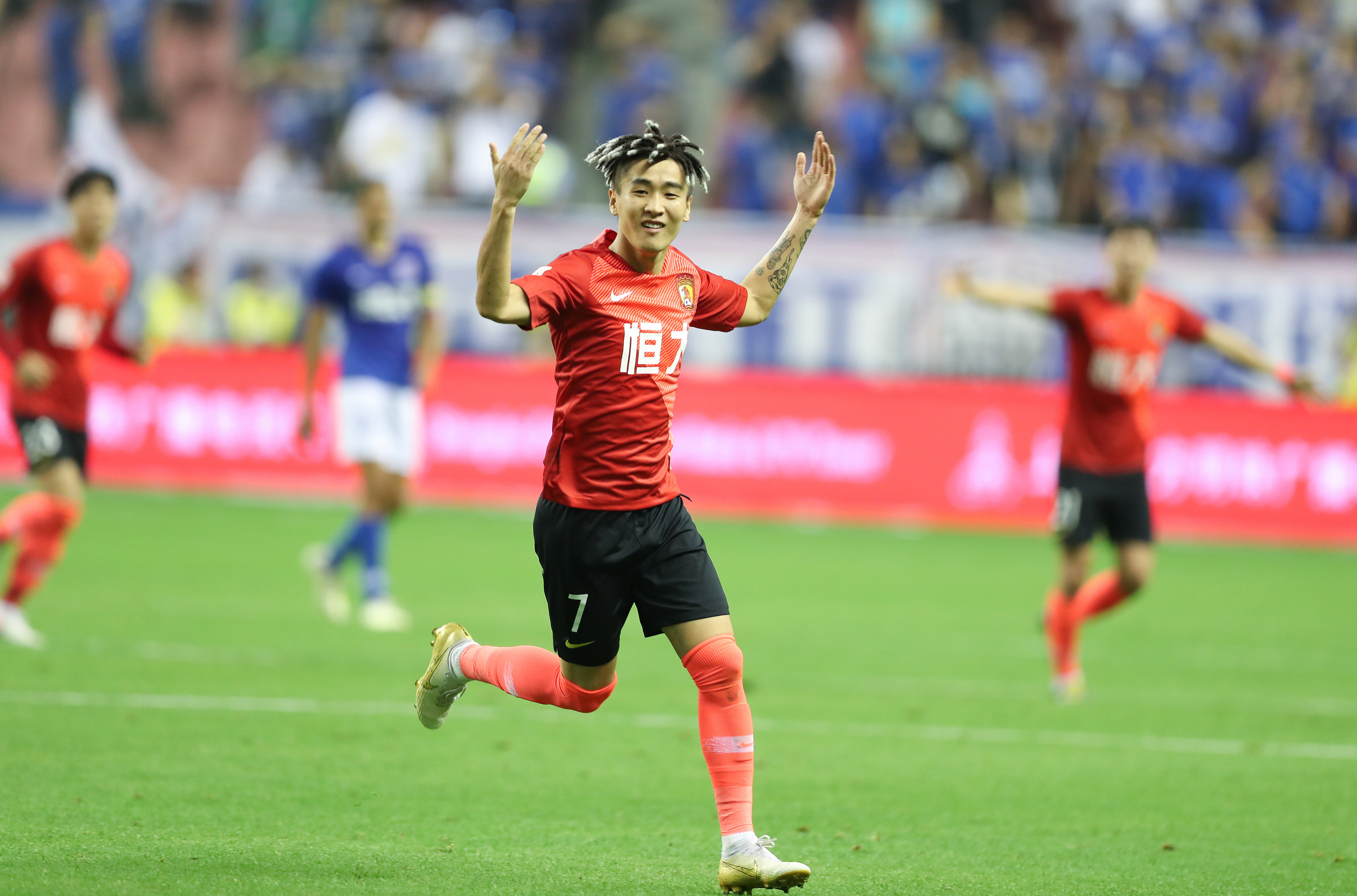 米体：莫伊塞-基恩正在与前意大利环球小姐约会（米体：莫伊塞-基恩与前意大利环球小姐正在交往）