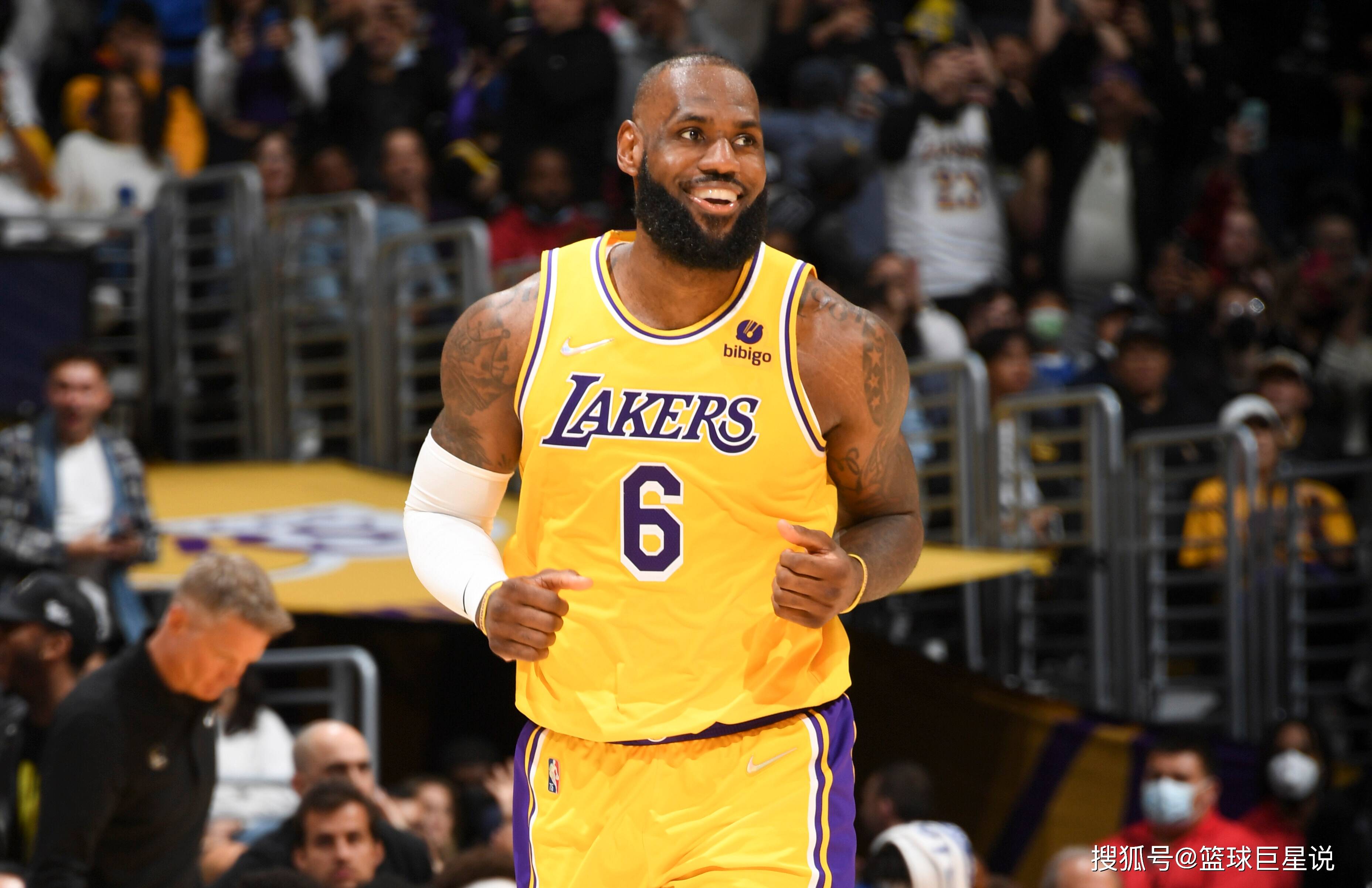 九人皇马主场输球，转播镜头拍到贝林辱骂四官：你XX的白痴（皇马仅剩9人主场失利，转播镜头疑捕捉贝林怒喷第四官员）